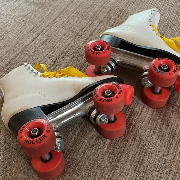 Roller Skates - Women’s Size 6 - Picture 4 of 7